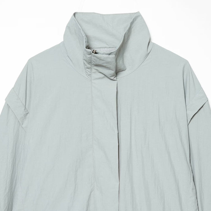 Damen Kurzjacke im technischen Minimaldesign mit hohem Stehkragen und verdeckter Frontblende Drune
