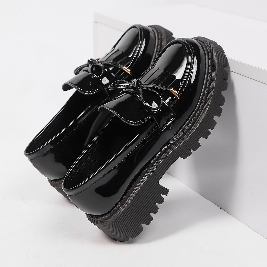 Damen Loafer in Lacklederoptik mit massiver Profilsohle und Zierschleife Drune
