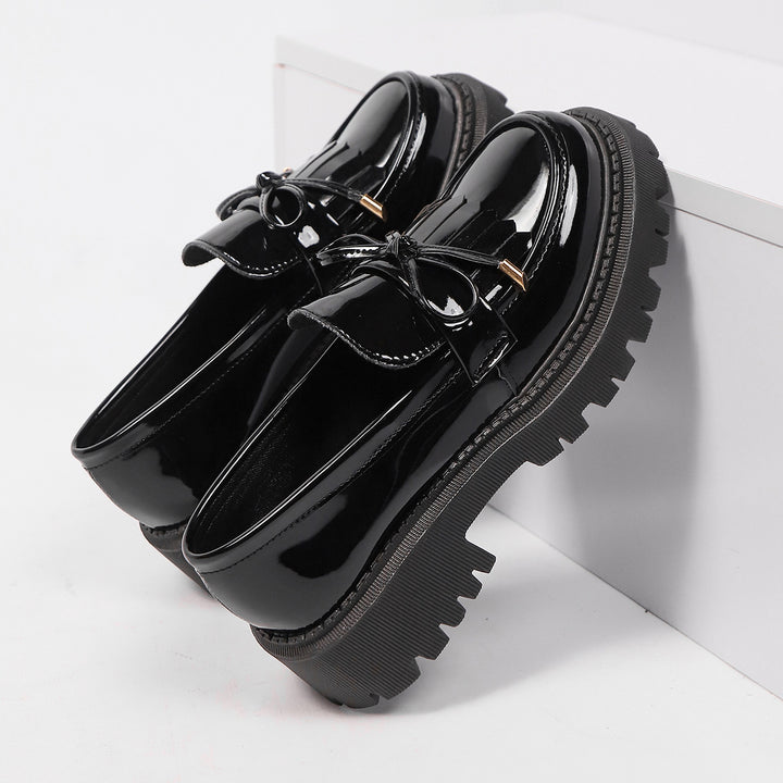 Damen Loafer in Lacklederoptik mit massiver Profilsohle und Zierschleife Drune