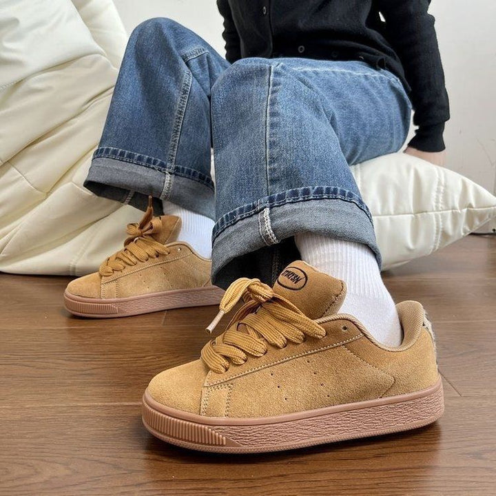 Damen Sneakers aus weichem Wildleder mit klassischer Laufsohle Drune