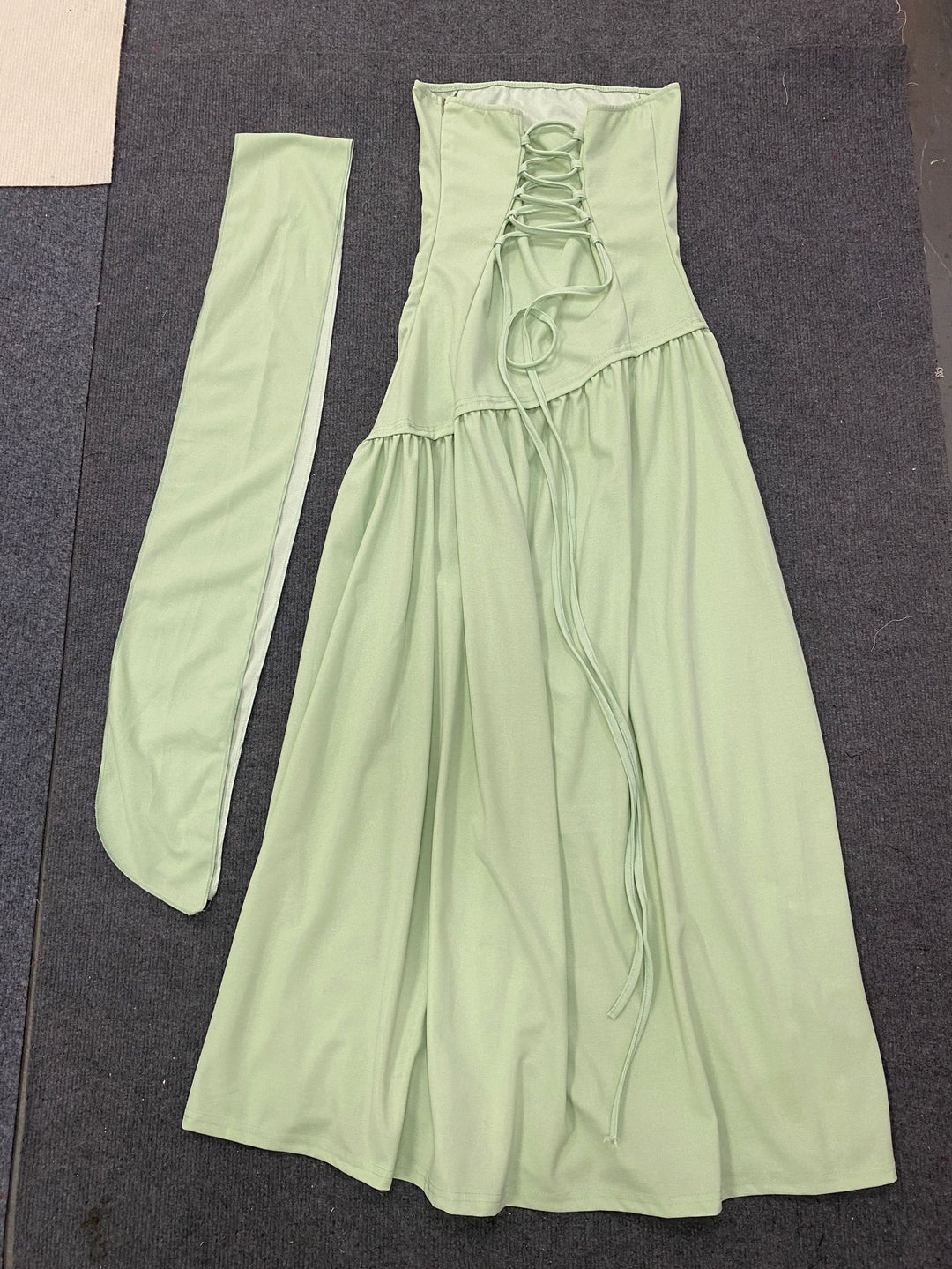 Damen Maxikleid mit schulterfreiem Design und dekorativem Wickelausschnitt Drune
