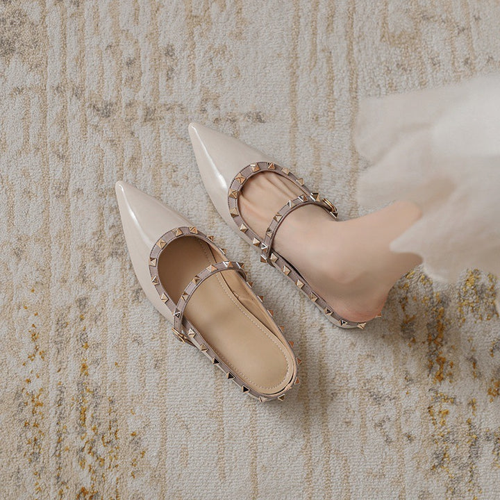 Damen Spitz zulaufende Lack‑Mary‑Jane Ballerina mit gepolstertem Komfortfußbett und Pyramidennieten Drune