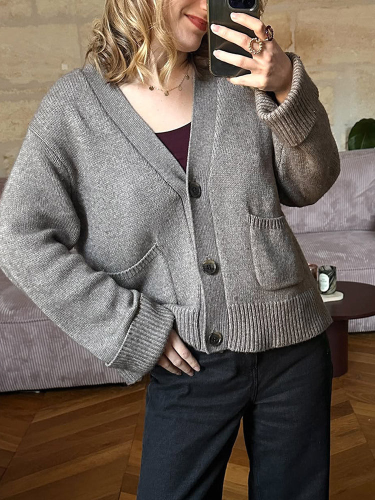 Damen Boxy Strickjacke mit V-Ausschnitt, aufgesetzten Taschen und Hornknöpfen Drune