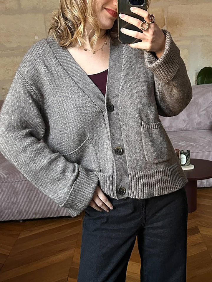 Damen Boxy Strickjacke mit V-Ausschnitt, aufgesetzten Taschen und Hornknöpfen Drune