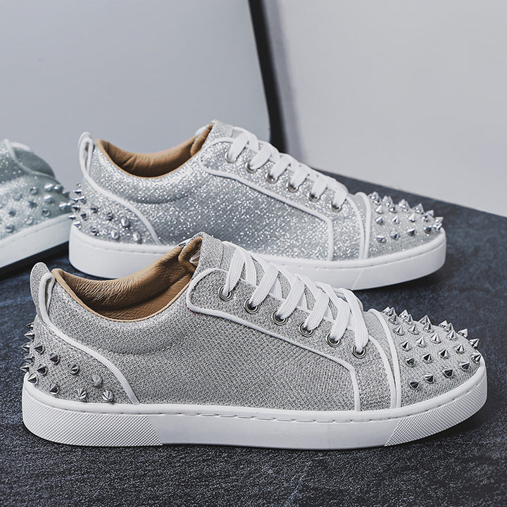 Damen glitzernder Low-Top Sneaker mit spitzem Nietenbesatz und gepolstertem Lederfutter Drune