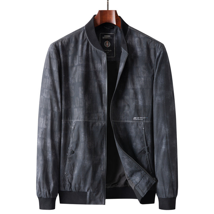 Herren Urbaner Lederlook-Bomber mit tonalem Typo-Print, Rippbündchen und Pattentaschen Drune