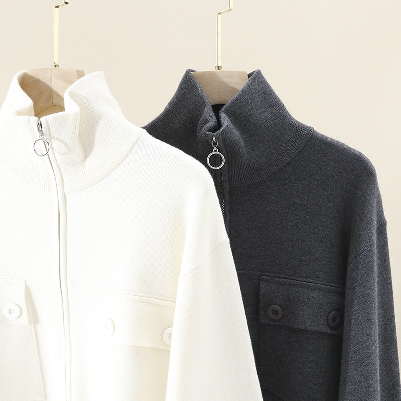 Damen Kurze strukturierte Strickjacke mit Stehkragen, Metallreißverschluss & Brusttaschen Drune