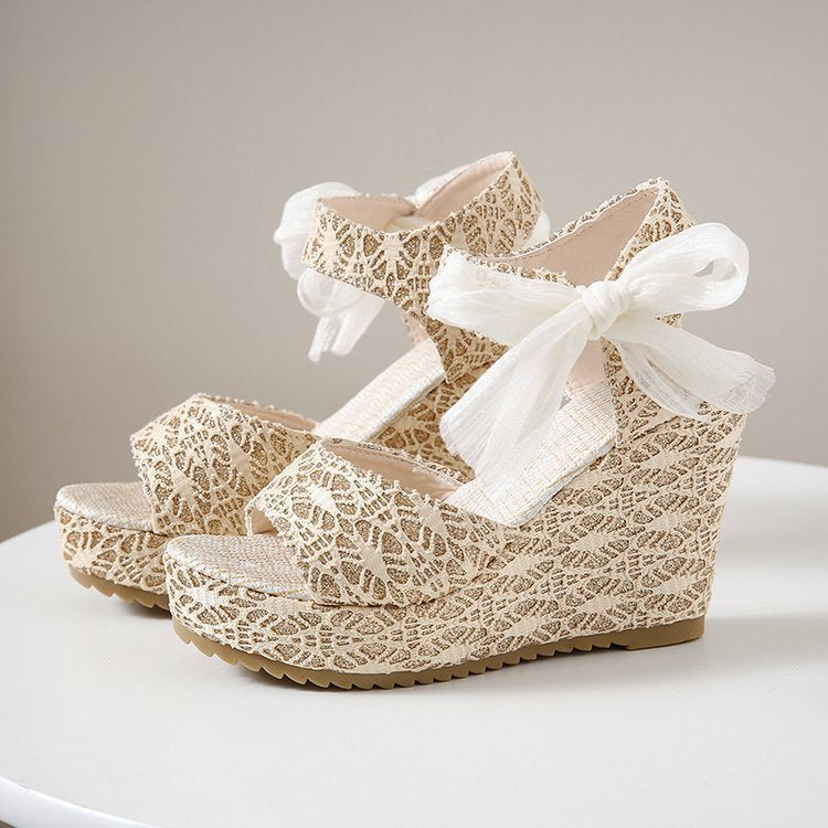 Damen nan romantische Keilabsatz-Sandalette mit Spitzenoptik und Organza-Schleife Drune