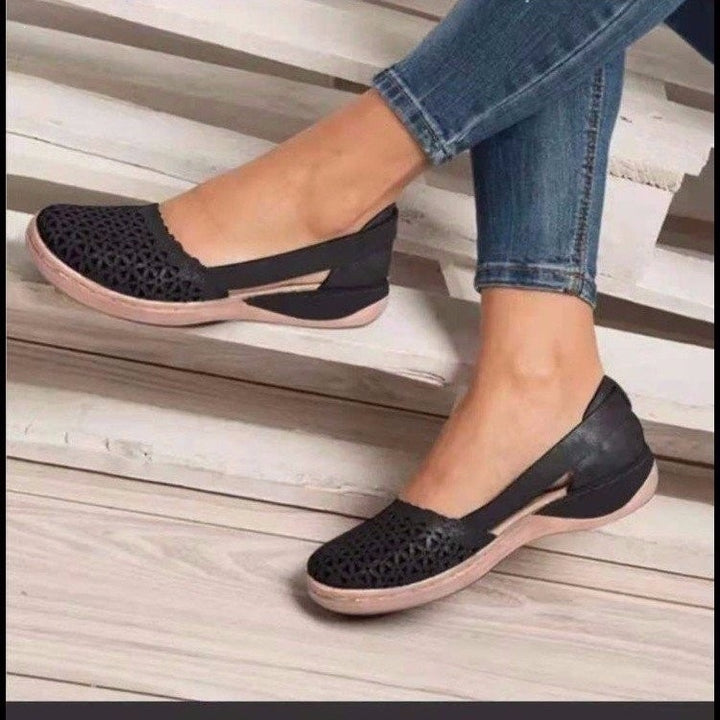 Damen Geschlossene Perforierte Slingback-Ballerinas mit verstellbarem Knöchelriemen Drune