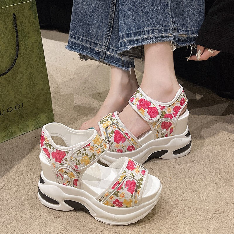 Damen Massiver Keilabsatz-Sandalette mit verstellbaren Klettriemen und geblümtem Textilobermaterial Drune