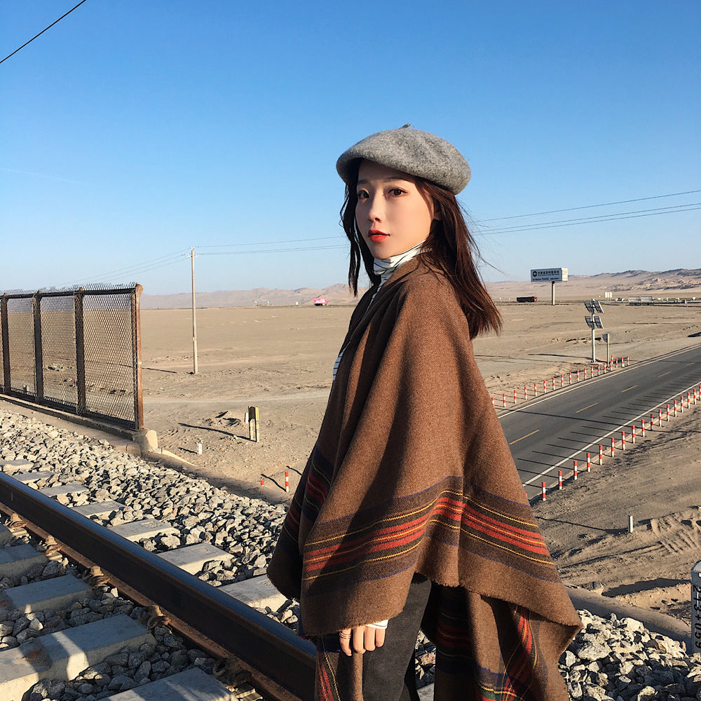 Damen Kapuzen‑Capeponcho im Tartanmuster mit Fransensaum aus weichem Wollmix Drune