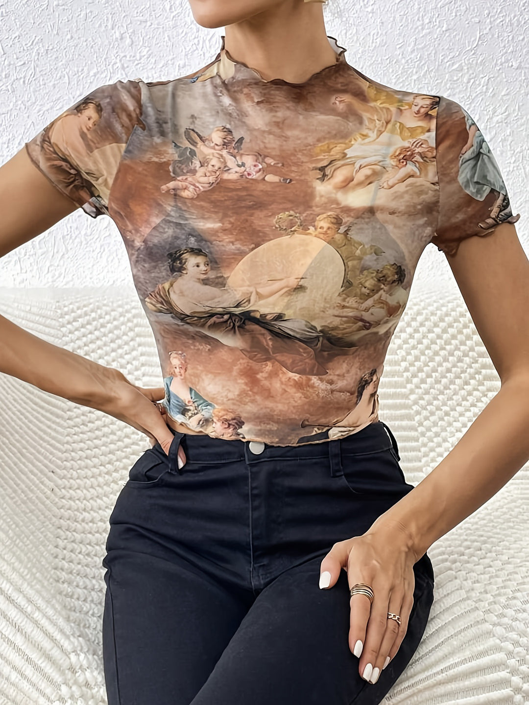 Damen nan figurnahes transparentes Mesh-Top mit barockem Engeldruck, Stehkragen und Kräuselsaum Drune