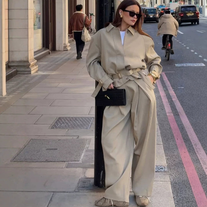 Damen Taillierte Kurz-Trenchjacke mit Bindegürtel, Raglanärmeln und verdeckter Knopfleiste Drune