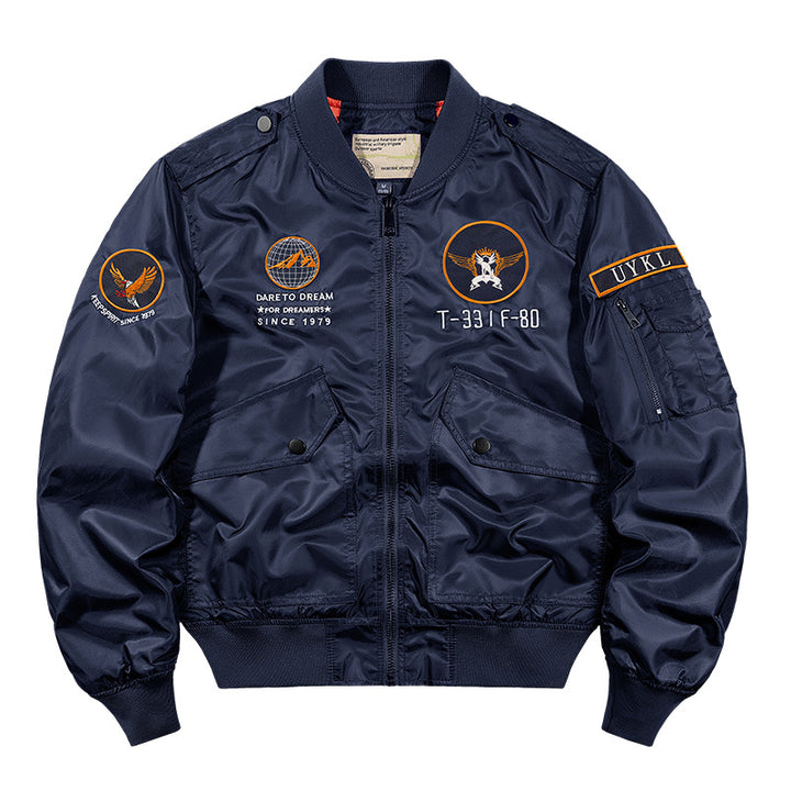 Herren  glänzende Pilotenfliegerjacke mit gestickten Missionsabzeichen und schrägen Druckknopfklappentaschen Drune
