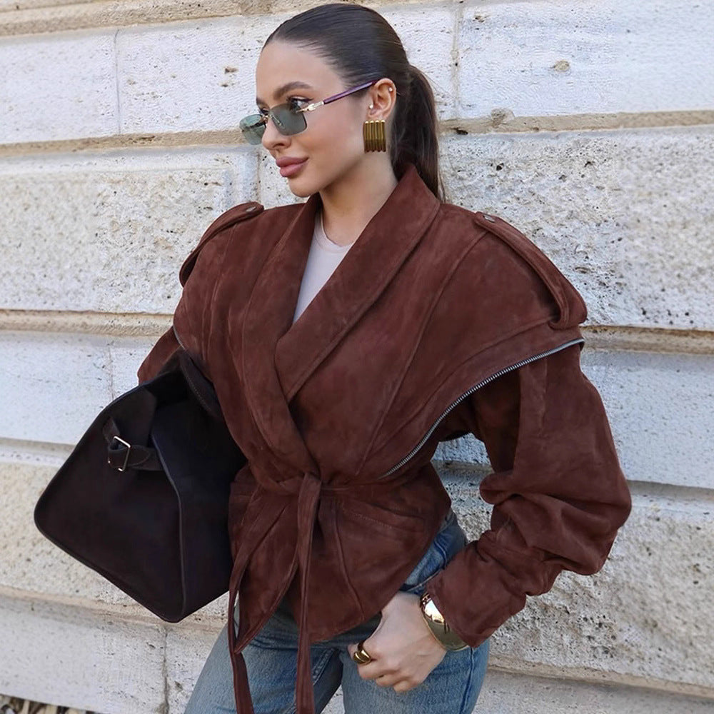 Damen Veloursleder‑Wickeljacke mit breitem Schalkragen und Taillengürtel Drune
