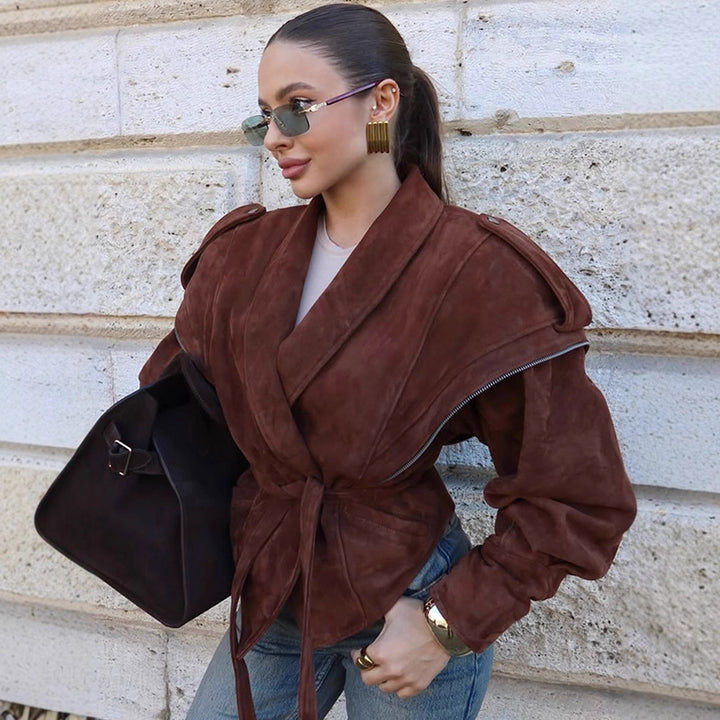 Damen Veloursleder‑Wickeljacke mit breitem Schalkragen und Taillengürtel Drune