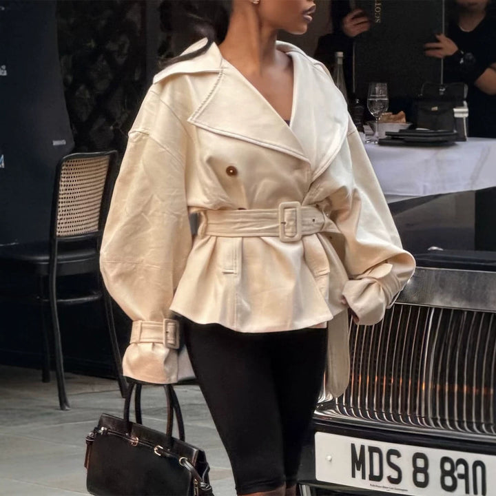 Damen Kurz-Trenchcoat mit tailliertem Gürtel, weitem Revers und kastiger Silhouette Drune