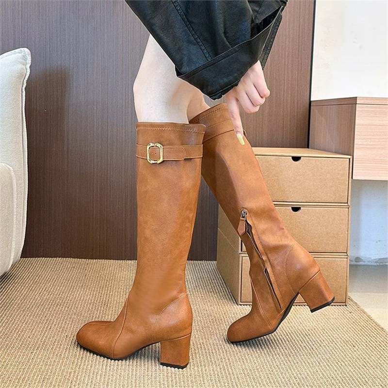 Damen kniehohe Vintage-inspirierte Stiefel mit sculpted Blockabsatz, verstellbarem Schnallenriemen und seitlichem Reißverschluss Drune