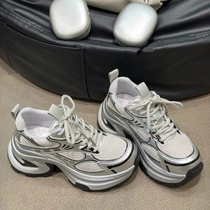 Damen futuristische Plateausneaker mit skulpturierter Wedgesohle und reflektierenden Mesh-Akzenten Drune