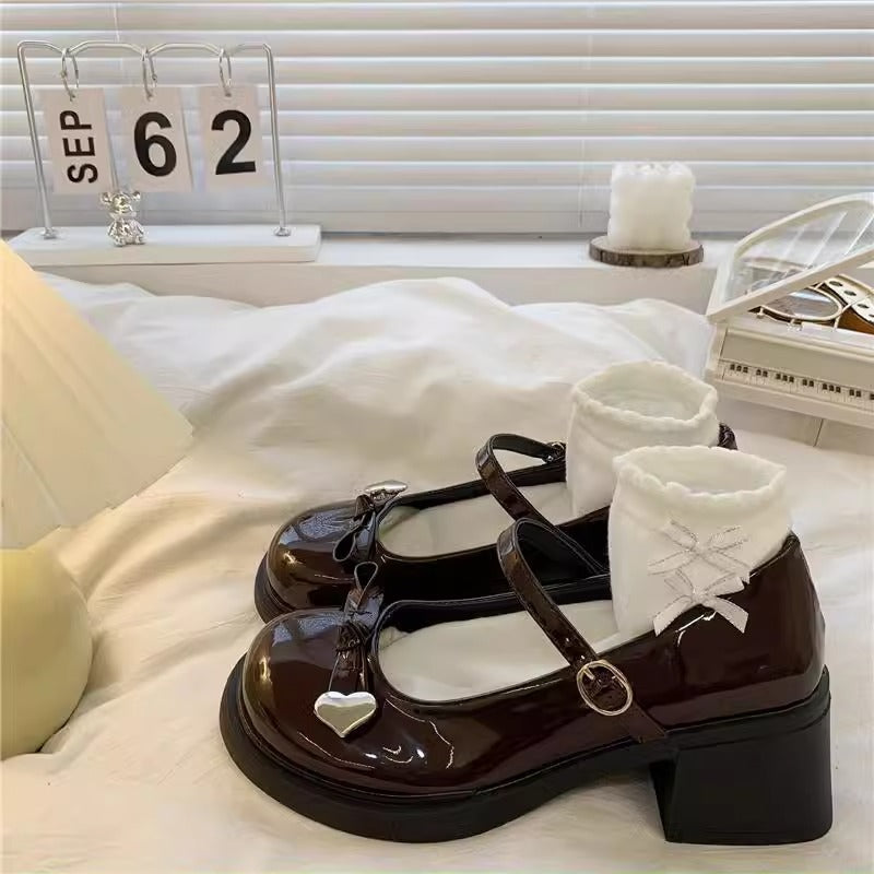 Damen Süße Mary Jane Schuhe mit herzförmigem Detail und dekorativem Rüschensocke Drune