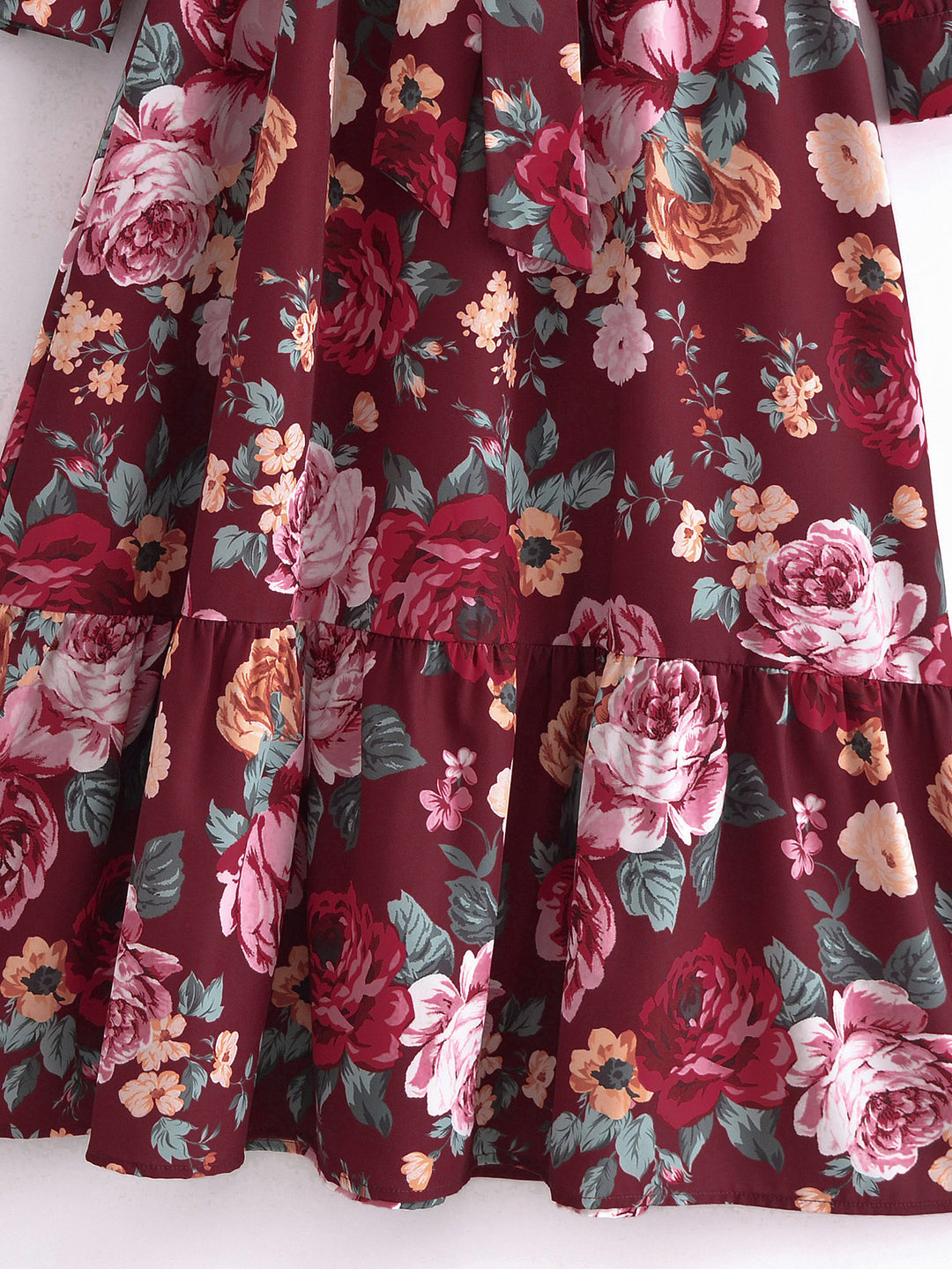 Damen Wickel-Maxikleid mit V-Ausschnitt, Taillengürtel und Stufensaum Drune