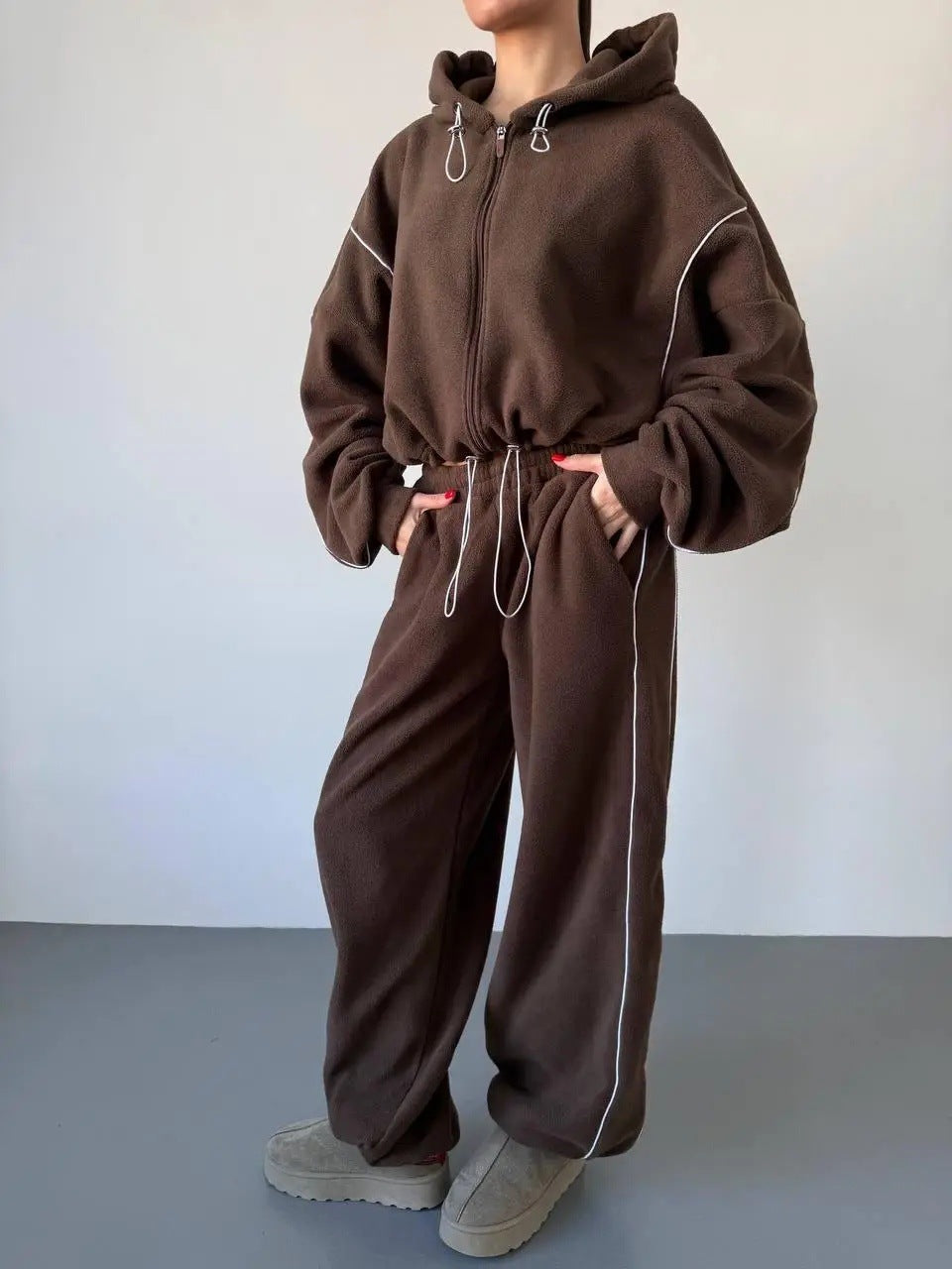 Damen gekürztes Zip-Hoodie mit Tunnelzug und hochgeschnittener weiter Fleece-Loungehose Drune
