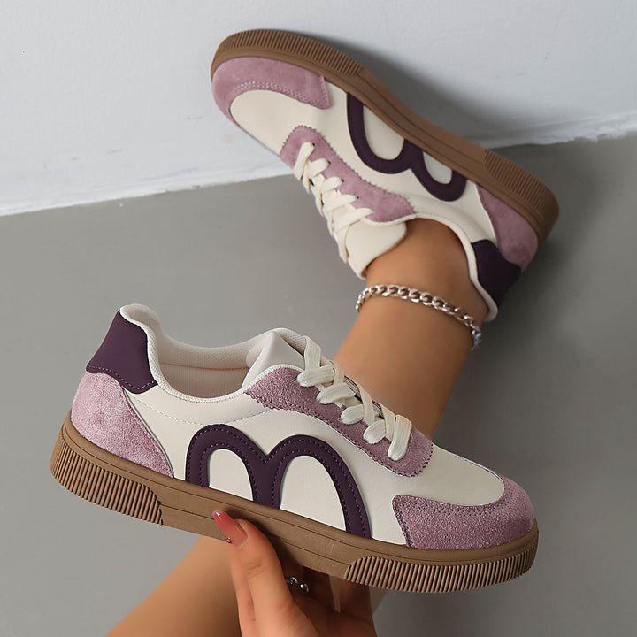 Damen Retro-Sneaker mit Velours‑Overlays, geschwungener Seitenapplikation und profilierter Gummisohle Drune