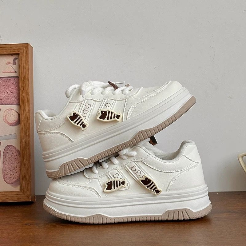 Damen Plateausneaker mit dekorativen Fisch‑Charms und gepolstertem Komfortfußbett Drune