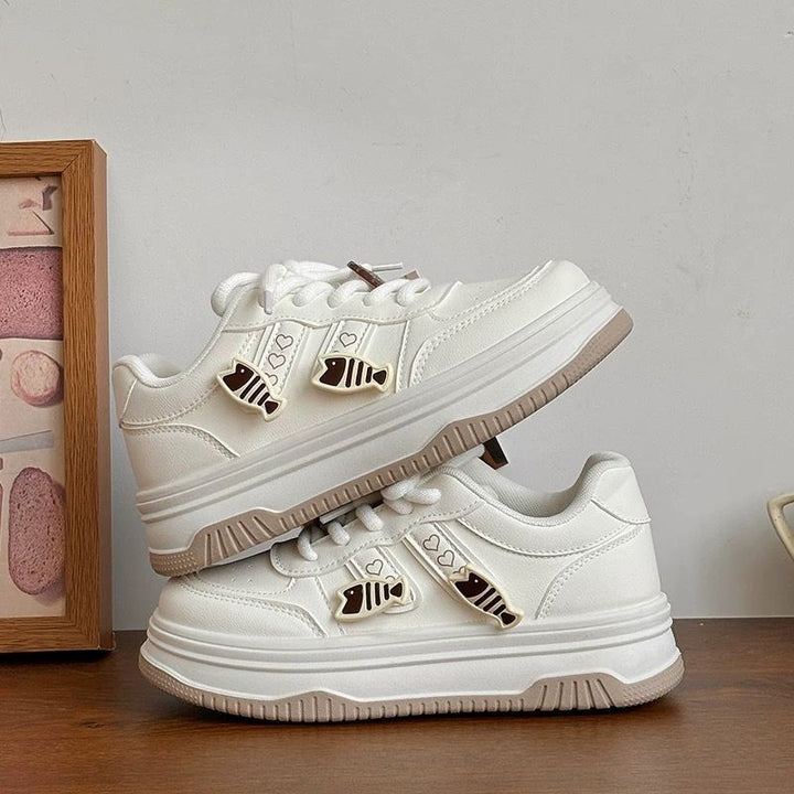 Damen Plateausneaker mit dekorativen Fisch‑Charms und gepolstertem Komfortfußbett Drune