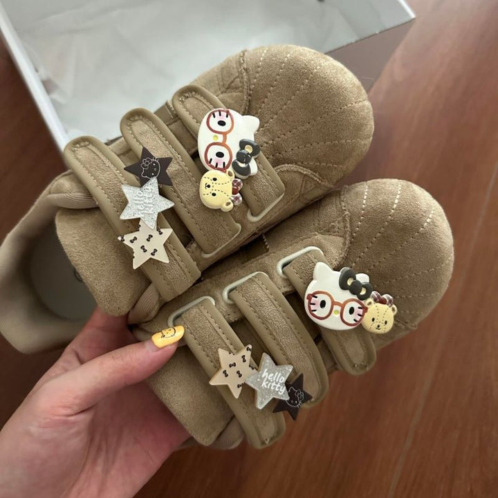 Damen Veloursleder-Sneakers mit praktischen Klettverschlüssen und verspielten Anhängern Drune