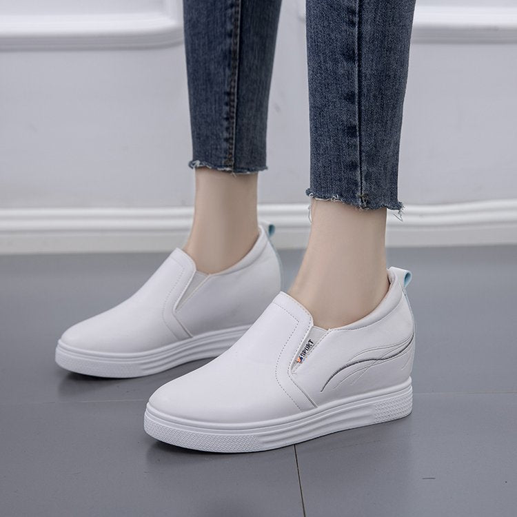 Damen Slip-On Keilsneaker mit verdecktem Keil, Lederimitat und dekorativer Stickerei Drune