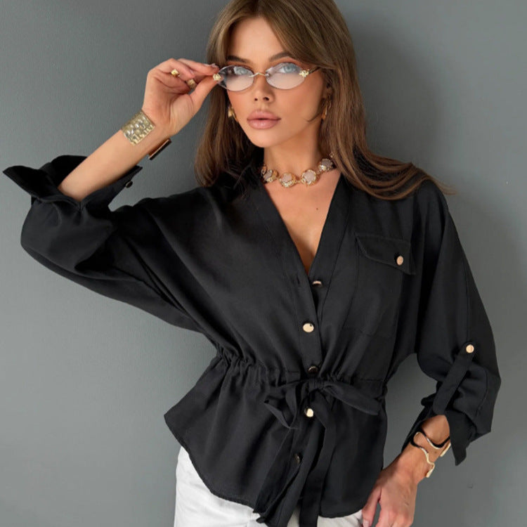 Damen Taillierte Hemdbluse mit Tunnelzug, V-Ausschnitt und goldenen Druckknöpfen Drune