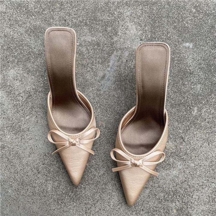 Damen Spitz zulaufende Satin-Mules mit zarter Schleifenapplikation und mittelhohem Sculpted-Absatz Drune