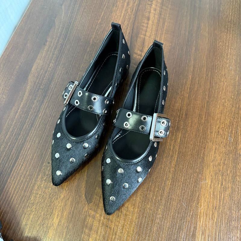 Damen Spitz zulaufende Mule-Ballerina mit breitem Nietenriemen und Dalmatiner-Muster Drune