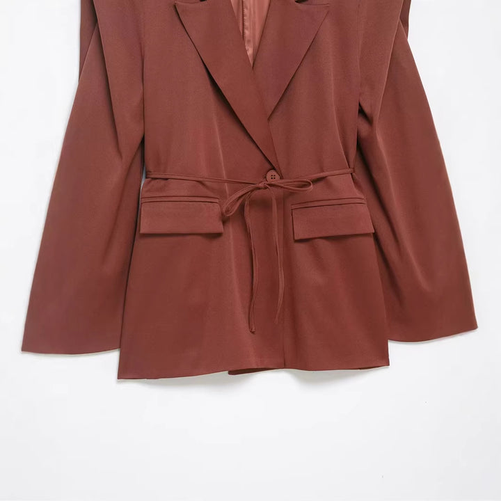 Damen nan taillierter Blazer mit markanten Schulterpolstern, Bindegürtel und Pattentaschen Drune