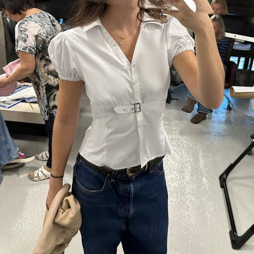 Damenbluse mit tailliertem Schnitt und eleganter Gürtelakzent Drune