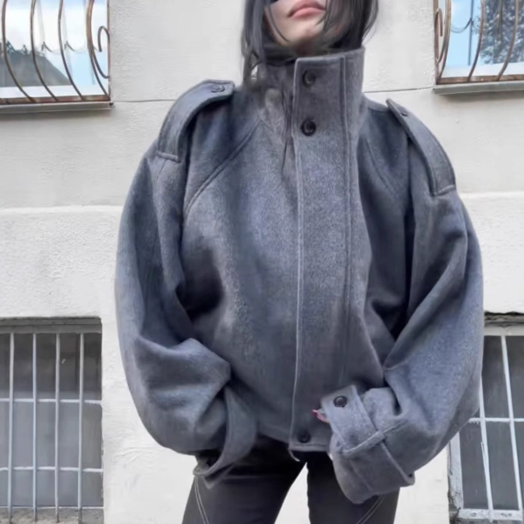 Damen Kurzmantel im Cape‑Look mit hohem Stehkragen, Epauletten und weiten Raglanärmeln Drune