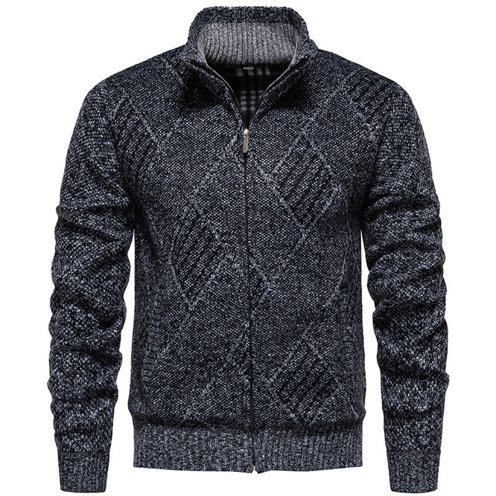 Herren Strickjacke mit modernem Zopfmuster und hohem Kragen Drune