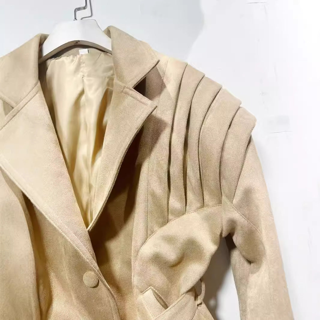 Damen nan taillierter Veloursleder-Blazer mit plissierten Schulterdetails und Bindegürtel Drune