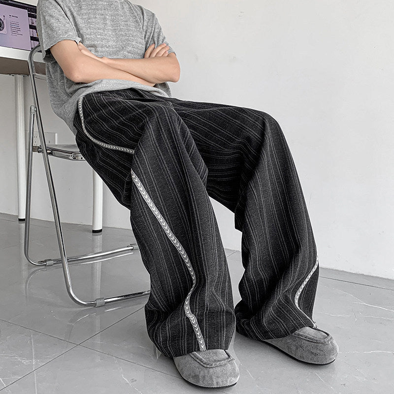 Herren weite Baggy-Hose in Anzugoptik mit feinem Nadelstreifen und geflochtener Seitenpaspel Drune