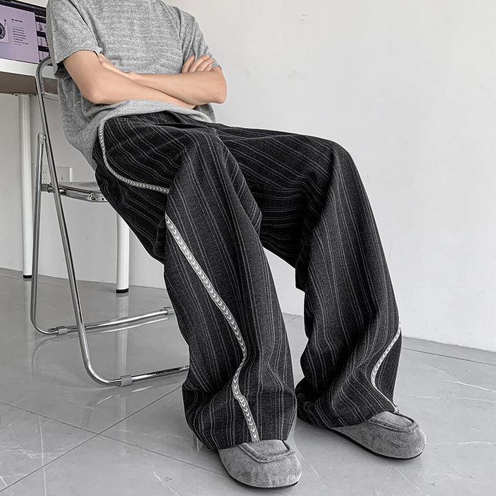 Herren weite Baggy-Hose in Anzugoptik mit feinem Nadelstreifen und geflochtener Seitenpaspel Drune