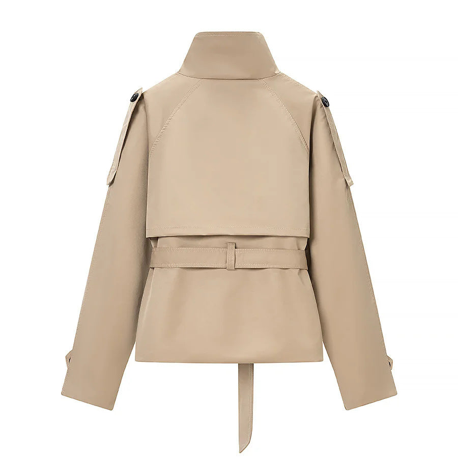 Damen nan kurze Utility‑Trenchjacke mit Stehkragen, doppellagiger Knopfleiste, Schulterklappen und taillierendem Bindegürtel Drune