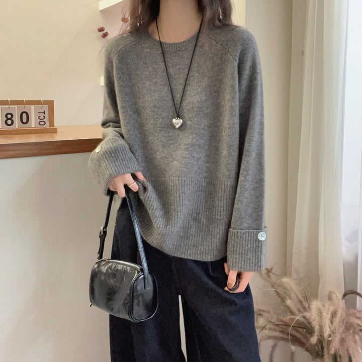 Damen Oversize‑Feinstrickpullover mit breitem Rippbund, extraweiten Ärmelabschlüssen und Zierknopf Drune
