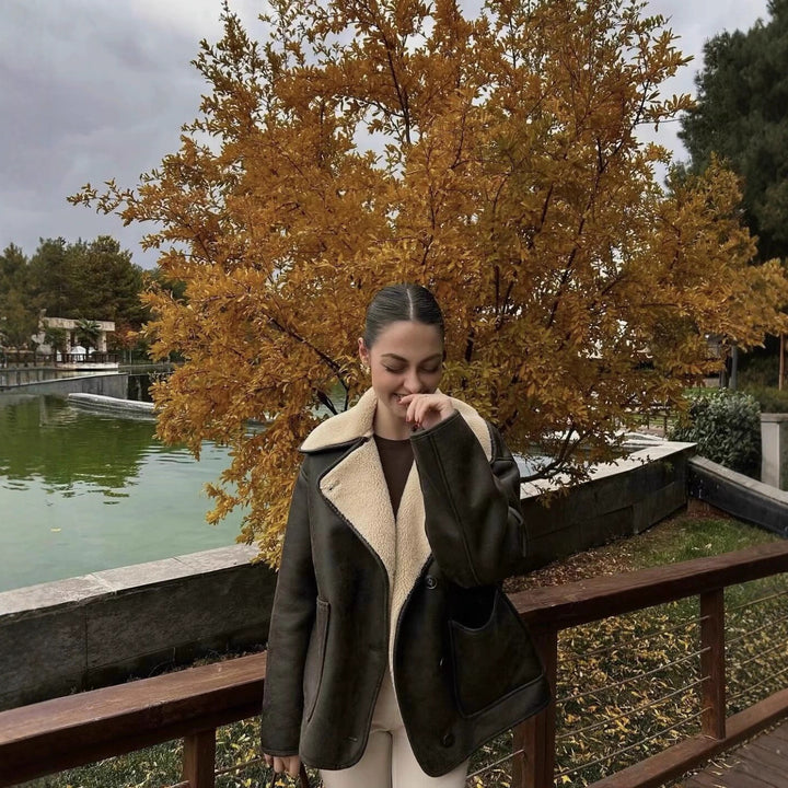 Damen Kurzjacke im Boxy Cut aus Veloursimitat mit Teddyfutter und großen Pattentaschen Drune