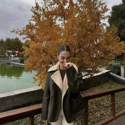Damen Kurzjacke im Boxy Cut aus Veloursimitat mit Teddyfutter und großen Pattentaschen Drune