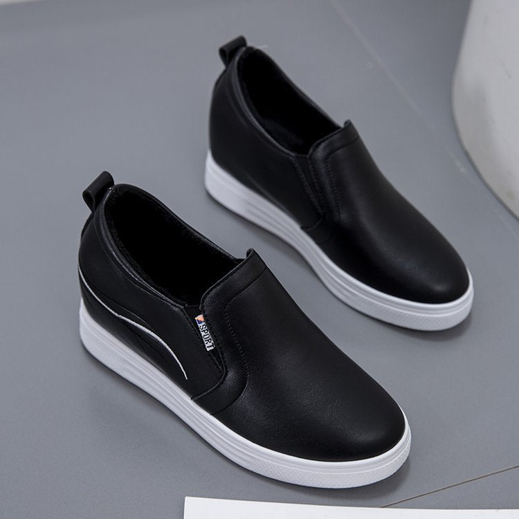Damen Slip-On Keilsneaker mit verdecktem Keil, Lederimitat und dekorativer Stickerei Drune