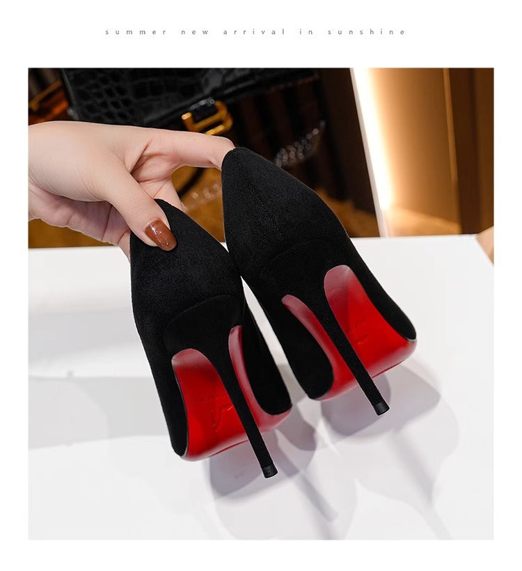 Damen Elegante spitz zulaufende Velours‑Pumps mit kontrastierender roter Laufsohle und schmalem Stiletto Drune