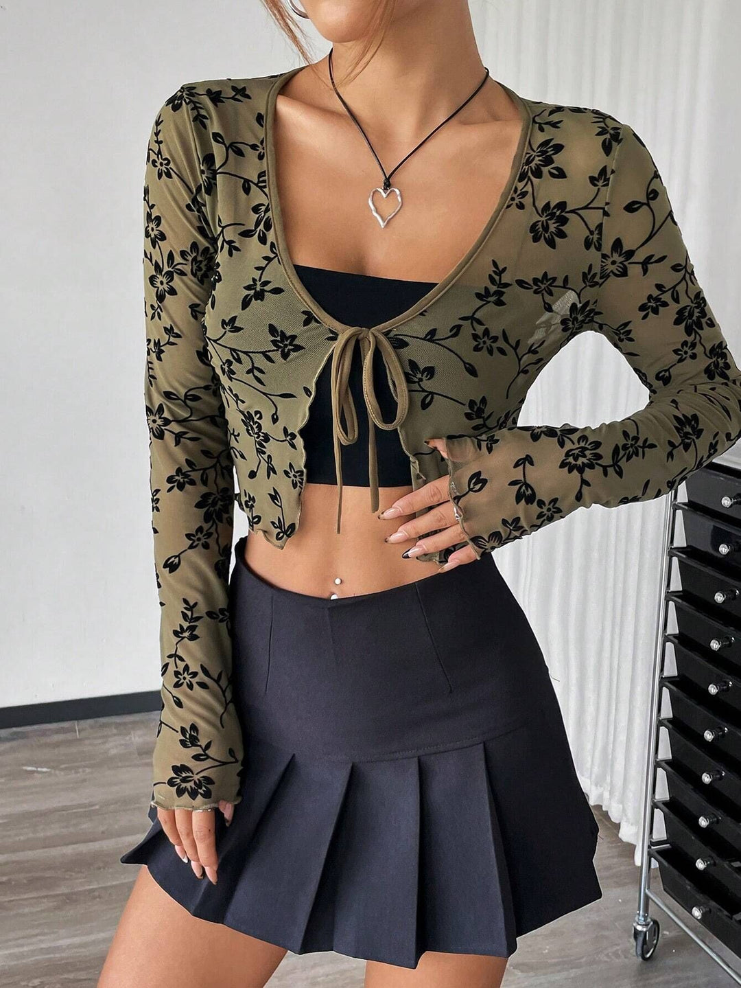 Damen nan tailliertes bauchfreies Netzoberteil mit floraler Samtflock-Verzierung und Bindeband Drune