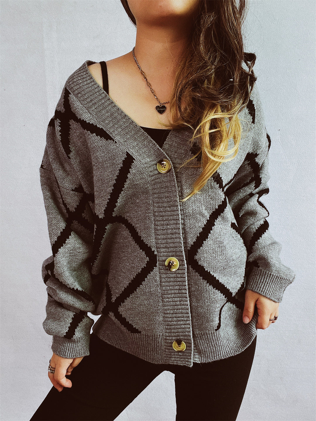 Damen Strickjacke mit modernem geometrischem Muster und hochwertigen Knopfdetails Drune