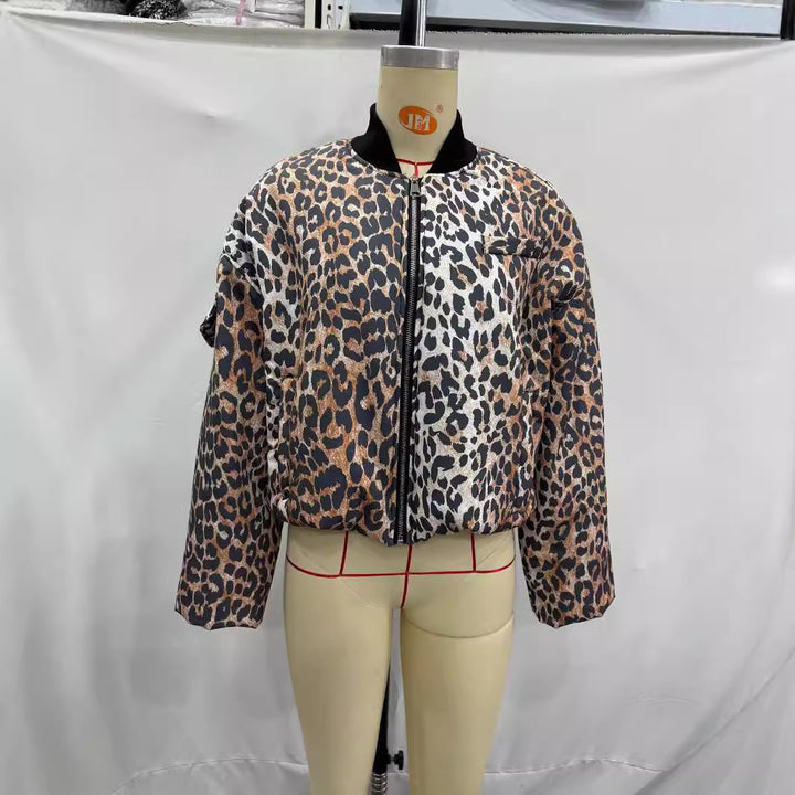 Damen nan wattierte Cropped-Bomberjacke mit Leo-Alloverprint, Reißverschluss, Utility-Ärmel und Rippenkragen Drune